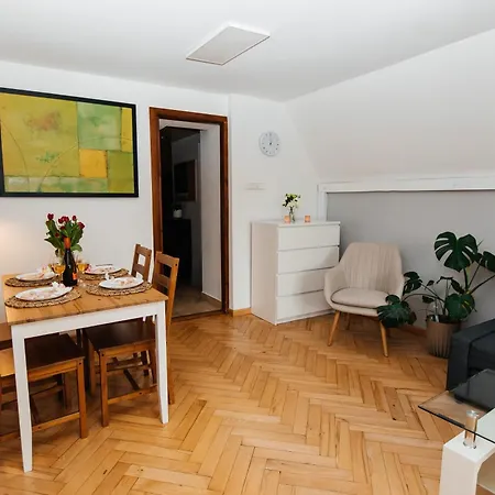 Maya's Flats & 23 Attic - Ogarna Old Town Apartment Gdansk
