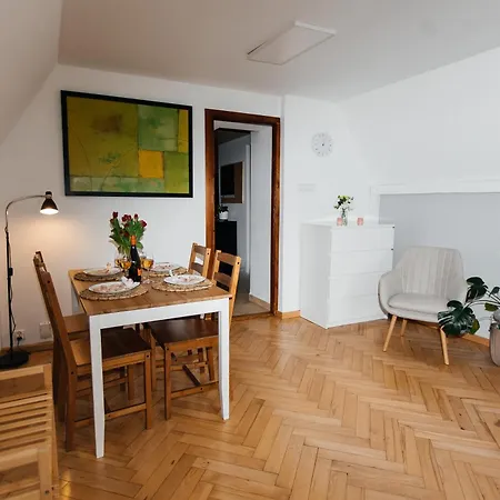 Maya's Flats & 23 Attic - Ogarna Old Town Apartment