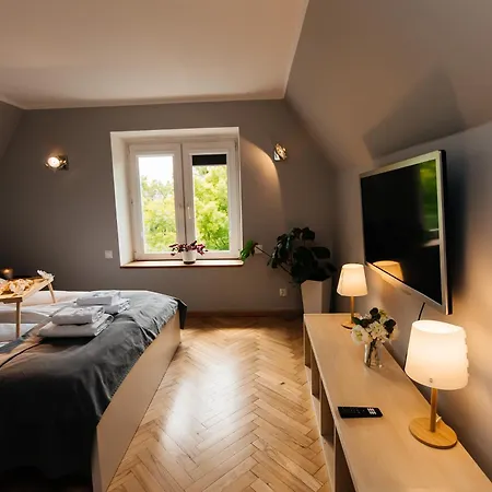 Maya's Flats & 23 Attic - Ogarna Old Town Apartment *