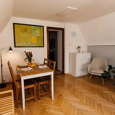 Maya's Flats & 23 Attic - Ogarna Old Town Apartment