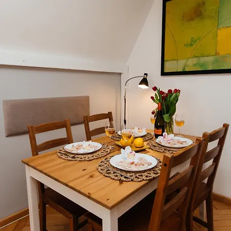 Maya's Flats & 23 Attic - Ogarna Old Town Apartment *