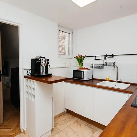 Maya's Flats & 23 Attic - Ogarna Old Town Apartment *